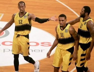 Στο Παρίσι έφτασε ο Άρης για την 10η αγωνιστική του Champions League